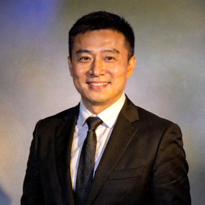 B体育平台内容总监张伟先生身着正装面带微笑的半身肖像照