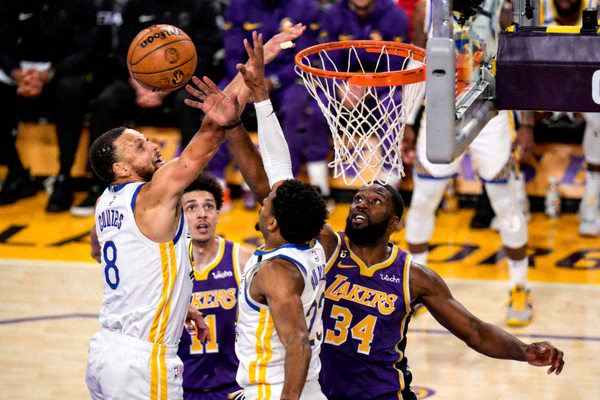 NBA季后赛西部决赛湖人队与勇士队激烈对抗画面 - 球员篮下争抢篮板